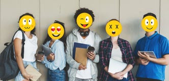 Studenten met emojigezichten die boeken over grijze achtergrond houden stock fotografie Studenten met emojigezichten die boeken over grijze achtergrond houden stock fotografie