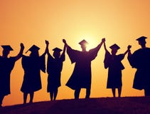 Studenten-Staffelungs-Erfolgs-Leistungs-Feier-Konzept stockfotografie Studenten-Staffelungs-Erfolgs-Leistungs-Feier-Konzept stockfotografie