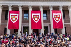 Studenter av Harvarduniversitetet samlar för deras avläggande av examencerem royaltyfri fotografi Studenter av Harvarduniversitetet samlar för deras avläggande av examencerem royaltyfri fotografi