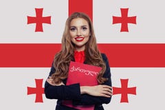 Studentessa felice con il libro rosso contro i precedenti della bandiera di Georgia Impari e viaggi concetto fotografia stock libera da diritti Studentessa felice con il libro rosso contro i precedenti della bandiera di Georgia Impari e viaggi concetto fotografia stock libera da diritti