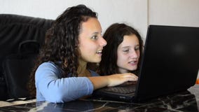 Studenti che esaminano computer portatile archivi video Studenti che esaminano computer portatile archivi video