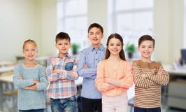 Studenti felici alla scuola sopra il fondo dell'aula immagini stock libere da diritti Studenti felici alla scuola sopra il fondo dell'aula immagini stock libere da diritti