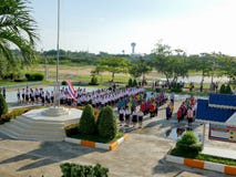 Studenti tailandesi nella riunione della High School di Paknampran per pagare a rispetto alla bandiera nazionale a 8 in punto ogn immagine stock libera da diritti Studenti tailandesi nella riunione della High School di Paknampran per pagare a rispetto alla bandiera nazionale a 8 in punto ogn immagine stock libera da diritti