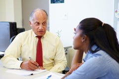 Studentin-Talking To High-Schulratsmitglied stockbild Studentin-Talking To High-Schulratsmitglied stockbild
