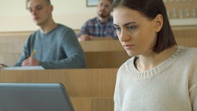 Studentinarten auf Laptop lizenzfreie stockbilder Studentinarten auf Laptop lizenzfreie stockbilder