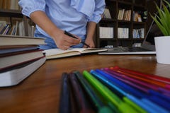 Studentinlesebücher studieren Forschung in der Bibliothek für Ausbildungskonzept lizenzfreie stockfotografie Studentinlesebücher studieren Forschung in der Bibliothek für Ausbildungskonzept lizenzfreie stockfotografie