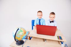 Studie over computer twee jongens op school stock fotografie Studie over computer twee jongens op school stock fotografie