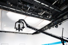 Studio de télévision avec l'appareil-photo et les lumières de potence images stock Studio de télévision avec l'appareil-photo et les lumières de potence images stock