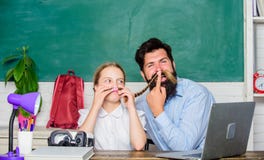 Studio della figlia con il padre educazione scolastica tecnologia innovatrice a scuola moderna era digitale con tecnologia modern immagine stock Studio della figlia con il padre educazione scolastica tecnologia innovatrice a scuola moderna era digitale con tecnologia modern immagine stock