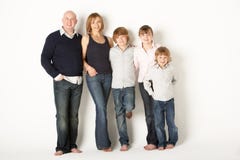 Studio die van de Status van de Groep van de Familie in Studio is ontsproten royalty-vrije stock foto's Studio die van de Status van de Groep van de Familie in Studio is ontsproten royalty-vrije stock foto's
