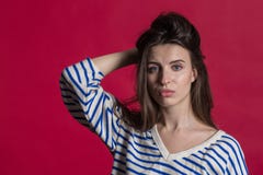 Studio strzał urocza piękna kobieta odizolowywająca przeciw pustej czerwonej studio ścianie zdjęcie royalty free Studio strzał urocza piękna kobieta odizolowywająca przeciw pustej czerwonej studio ścianie zdjęcie royalty free