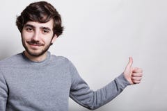 Studio strzał elegancki mężczyzna splata nad w z gęstych brwi ciemnych oczu dużą modną brodą i fryzurą ubierał w szarym pulowerze zdjęcie royalty free Studio strzał elegancki mężczyzna splata nad w z gęstych brwi ciemnych oczu dużą modną brodą i fryzurą ubierał w szarym pulowerze zdjęcie royalty free