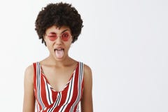 Studio tiré du modèle femelle à la peau foncée assuré attrayant élégant et audacieux dans les lunettes de soleil et l'équipement photographie stock libre de droits Studio tiré du modèle femelle à la peau foncée assuré attrayant élégant et audacieux dans les lunettes de soleil et l'équipement photographie stock libre de droits