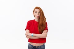 Studiobeeld die van het vrolijke vrouw spelen met en haar die, over witte achtergrond stellen glimlachen lachen stock afbeeldingen Studiobeeld die van het vrolijke vrouw spelen met en haar die, over witte achtergrond stellen glimlachen lachen stock afbeeldingen
