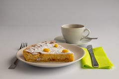 Studiofoto van Zwitserse Pasen-cake met groene en gele pastelkleuren royalty-vrije stock afbeeldingen Studiofoto van Zwitserse Pasen-cake met groene en gele pastelkleuren royalty-vrije stock afbeeldingen