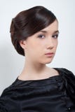 Studioportrait der jungen attraktiven Frau im Schwarzen stockfotografie Studioportrait der jungen attraktiven Frau im Schwarzen stockfotografie