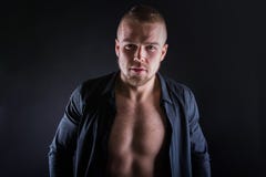 Studioportret van de knappe sexy sportieve jonge mens Spiermens met naakt torso die zwart overhemd dragen royalty-vrije stock foto's Studioportret van de knappe sexy sportieve jonge mens Spiermens met naakt torso die zwart overhemd dragen royalty-vrije stock foto's