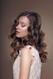 Studioportret van Jong Dromerig Brunette met Gesloten Ogen royalty-vrije stock fotografie Studioportret van Jong Dromerig Brunette met Gesloten Ogen royalty-vrije stock fotografie