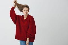 Studioschot die van onbezorgd aantrekkelijk Europees wijfje met sensuele glimlach, mooi gezond haar omhoog met hand opheffen stock foto Studioschot die van onbezorgd aantrekkelijk Europees wijfje met sensuele glimlach, mooi gezond haar omhoog met hand opheffen stock foto