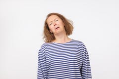 Studiostående av den ledsna kvinnan Kuggning som gör viktigt arbete royaltyfri bild Studiostående av den ledsna kvinnan Kuggning som gör viktigt arbete royaltyfri bild