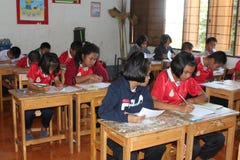 Studiują w ich sala lekcyjnej zdjęcie stock Studiują w ich sala lekcyjnej zdjęcie stock
