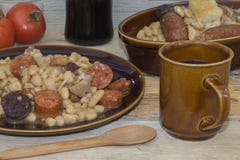 Stufato delle salsiccie e dei fagioli fotografie stock libere da diritti Stufato delle salsiccie e dei fagioli fotografie stock libere da diritti