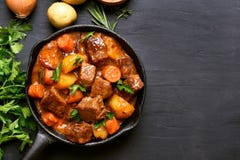 Stufato di manzo con le patate, le carote e le erbe Immagini Stock Libere da Diritti Stufato di manzo con le patate, le carote e le erbe Immagini Stock Libere da Diritti