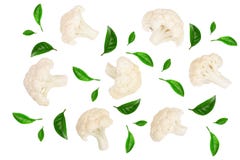 Stuk van bloemkool met groene die bladeren wordt op witte achtergrond zonder een schaduw worden geïsoleerd verfraaid die Hoogste stock foto's Stuk van bloemkool met groene die bladeren wordt op witte achtergrond zonder een schaduw worden geïsoleerd verfraaid die Hoogste stock foto's