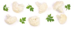 Stuk van bloemkool met peterselie op witte achtergrond met exemplaarruimte wordt geïsoleerd voor uw tekst die Hoogste mening Vlak stock foto Stuk van bloemkool met peterselie op witte achtergrond met exemplaarruimte wordt geïsoleerd voor uw tekst die Hoogste mening Vlak stock foto