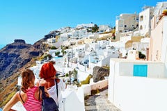 Stunned туристские женщины открывают красоту Грецию Santorini стоковое изображение Stunned туристские женщины открывают красоту Грецию Santorini стоковое изображение