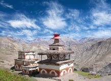 Stupa antiguo del Bon en el pueblo de Saldang, Dolpo, Nepal fotografía de archivo libre de regalías Stupa antiguo del Bon en el pueblo de Saldang, Dolpo, Nepal fotografía de archivo libre de regalías