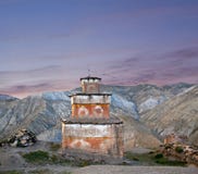 Stupa antiguo del Bon en el pueblo de Saldang, Dolpo, Nepal fotografía de archivo libre de regalías Stupa antiguo del Bon en el pueblo de Saldang, Dolpo, Nepal fotografía de archivo libre de regalías