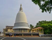 Stupa budista gigante na rua de Colombo imagens de stock Stupa budista gigante na rua de Colombo imagens de stock