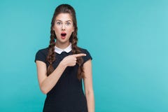 Stupéfaction, femme demandée dirigeant la droite de doigt, à l'espace de copie photo stock Stupéfaction, femme demandée dirigeant la droite de doigt, à l'espace de copie photo stock