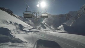 Sturmsesselbahnen des starken Winds funktionieren nicht auf Skiort Gorky Gorod 2200 Meter über Meeresspiegelvorratgesamtlänge stock video Sturmsesselbahnen des starken Winds funktionieren nicht auf Skiort Gorky Gorod 2200 Meter über Meeresspiegelvorratgesamtlänge stock video