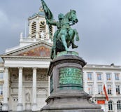 Stutue Godefroid de Bouillon στις Βρυξέλλες, Βέλγιο στοκ φωτογραφία με δικαίωμα ελεύθερης χρήσης Stutue Godefroid de Bouillon στις Βρυξέλλες, Βέλγιο στοκ φωτογραφία με δικαίωμα ελεύθερης χρήσης