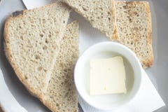 Stycken av bröd med smör royaltyfri fotografi Stycken av bröd med smör royaltyfri fotografi