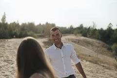 Styl życia portret atrakcyjny młody człowiek w białej koszula i jego chłopak dziewczynie piękna para zabawa ma zdjęcia royalty free Styl życia portret atrakcyjny młody człowiek w białej koszula i jego chłopak dziewczynie piękna para zabawa ma zdjęcia royalty free