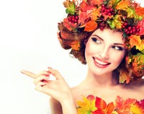 Style d'automne, maquillage lumineux, manucure rouge et rouge à lèvres photo libre de droits Style d'automne, maquillage lumineux, manucure rouge et rouge à lèvres photo libre de droits