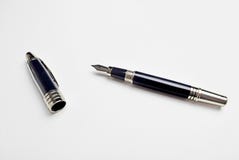 Stylo-plume de bleu marine avec la graine argentée fixer au papier et au chapeau du côté images stock Stylo-plume de bleu marine avec la graine argentée fixer au papier et au chapeau du côté images stock