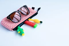 Stylos lumineux de papeterie sous forme de cactus, de past?que, d'ananas dans une trousse d'?colier et de lunettes de soleil sur image libre de droits Stylos lumineux de papeterie sous forme de cactus, de past?que, d'ananas dans une trousse d'?colier et de lunettes de soleil sur image libre de droits