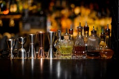 Ställ in av bartenderhjälpmedel inklusive grejer och små flaskor med li royaltyfri foto Ställ in av bartenderhjälpmedel inklusive grejer och små flaskor med li royaltyfri foto