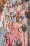 Ställa ut gatan av färgrika scarves för minimarketkvinna` s royaltyfria foton Ställa ut gatan av färgrika scarves för minimarketkvinna` s royaltyfria foton