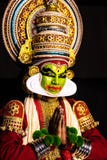 Ställing för hälsning för Kathakali kerala ser klassisk dansmän in mot dig royaltyfri fotografi Ställing för hälsning för Kathakali kerala ser klassisk dansmän in mot dig royaltyfri fotografi