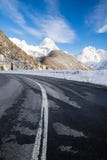 Stäng sig upp av den sceniska tomma vägen i bergpasserande i julian fjällängar i snöig vinterlandskap, Slovenien arkivfoton Stäng sig upp av den sceniska tomma vägen i bergpasserande i julian fjällängar i snöig vinterlandskap, Slovenien arkivfoton