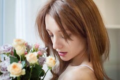 Stäng sig upp av den unga kvinnlign som är tonårig med blommor nära fönstret hemma royaltyfria foton Stäng sig upp av den unga kvinnlign som är tonårig med blommor nära fönstret hemma royaltyfria foton