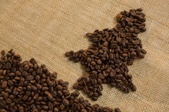 Stäng sig upp av julgranen som göras med grillade kaffebönor royaltyfri fotografi Stäng sig upp av julgranen som göras med grillade kaffebönor royaltyfri fotografi