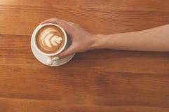 Stäng sig upp av av kaffekoppen och händer arkivfoton Stäng sig upp av av kaffekoppen och händer arkivfoton