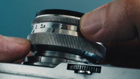 Stäng sig upp av retro fotokamera Handlag av metallyttersida Stäng sig upp av retro fotokamera Handlag av metallyttersida