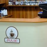 Stäng sig upp av stängda paraplyer av ett kafé royaltyfri bild Stäng sig upp av stängda paraplyer av ett kafé royaltyfri bild